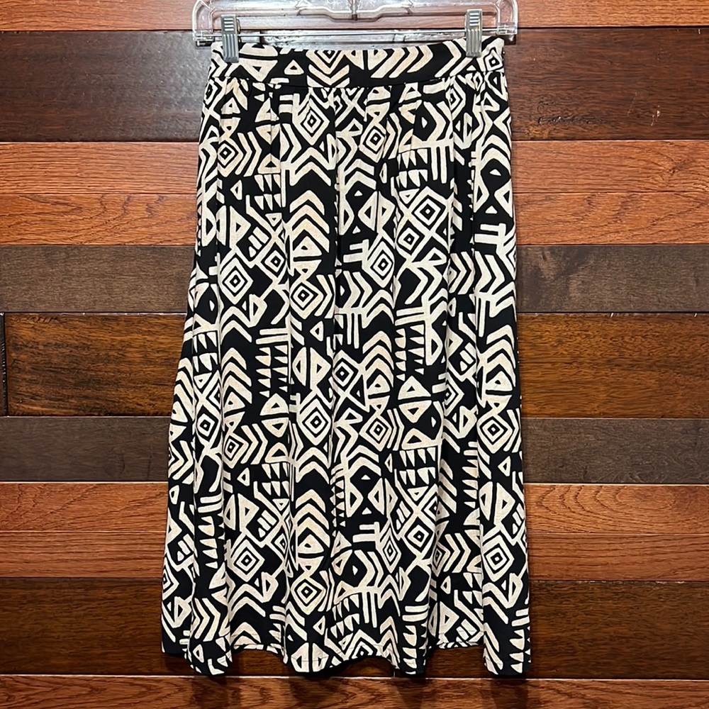 Forever 21 Stretchy Pleated Geometric Black and Tan A Line Midi Skirt